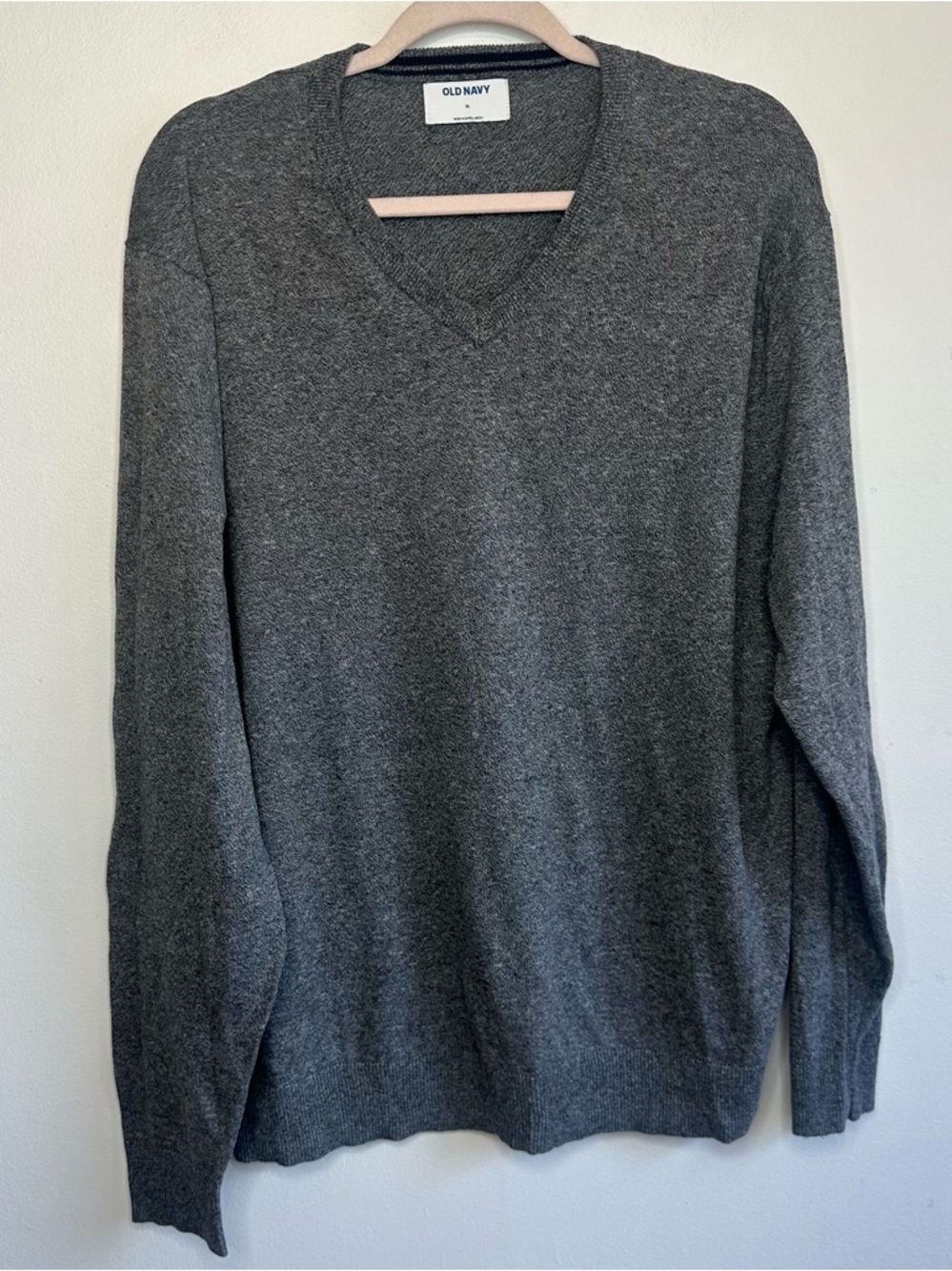 Old Navy Men's Sweater Size XL Gray V-Neck Preppy Long Sleeve Soft Lightweight